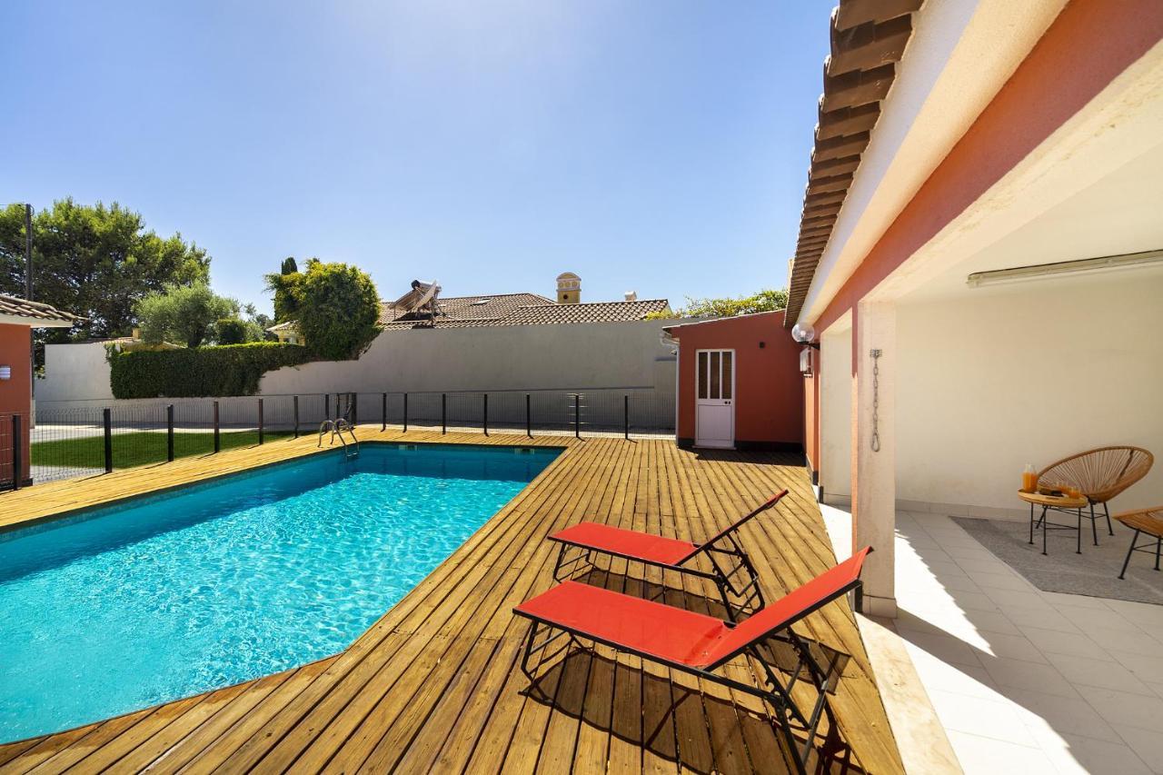 Whome Poolside Paradise, Your Dream Retreat In With S-pool, Gym And Parking Semesterbostad